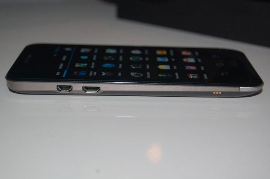 Vista lateral que muestra los conectores del Asus Padfone