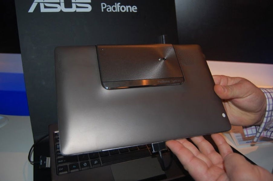 Vista trasera del Asus padfone insertado como tablet
