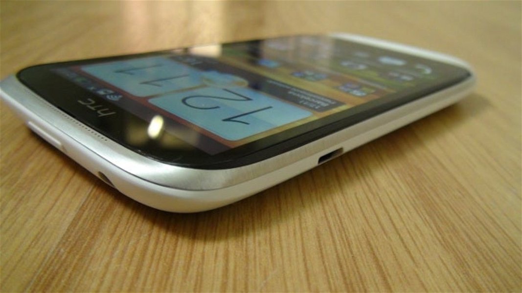 HTC Desire X lateral