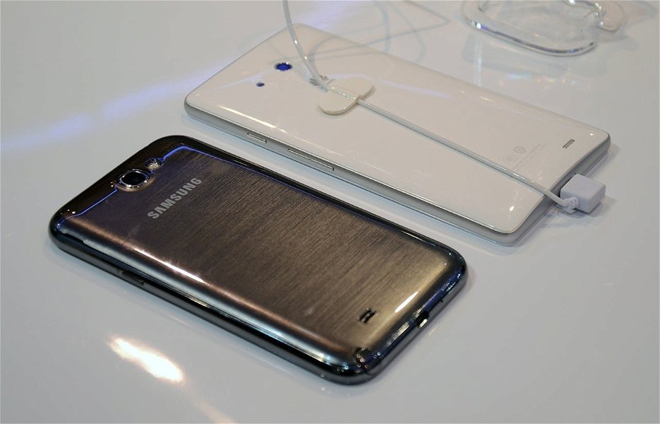 Parte trasera del Huawei Ascend Mate y del Samsung Galaxy Note II