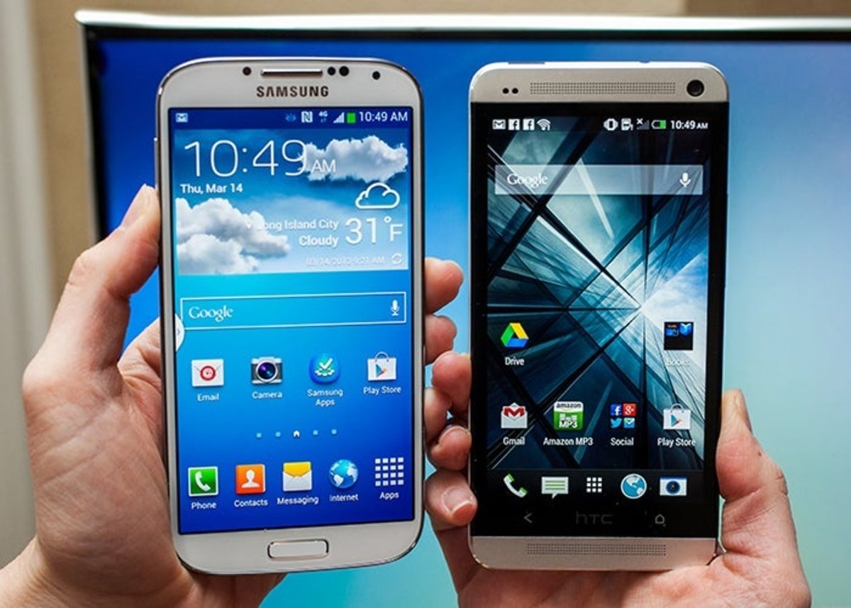 Imagen del HTC One al lado del Samsung Galaxy S 4