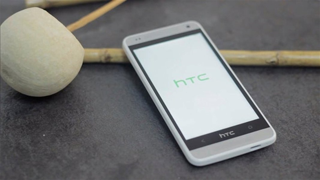 Podemos encontrar la mano de HTC en el diseño