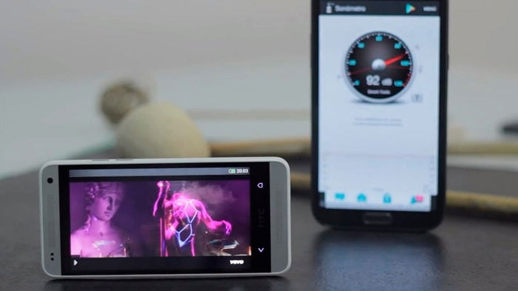 Cuenta con BoomSound un sistema de altavoces estéreo