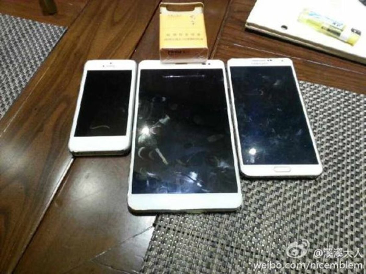 Huawei MediaPad X1 flanqueado por un Samsung Galaxy Note 3 y un iPhone