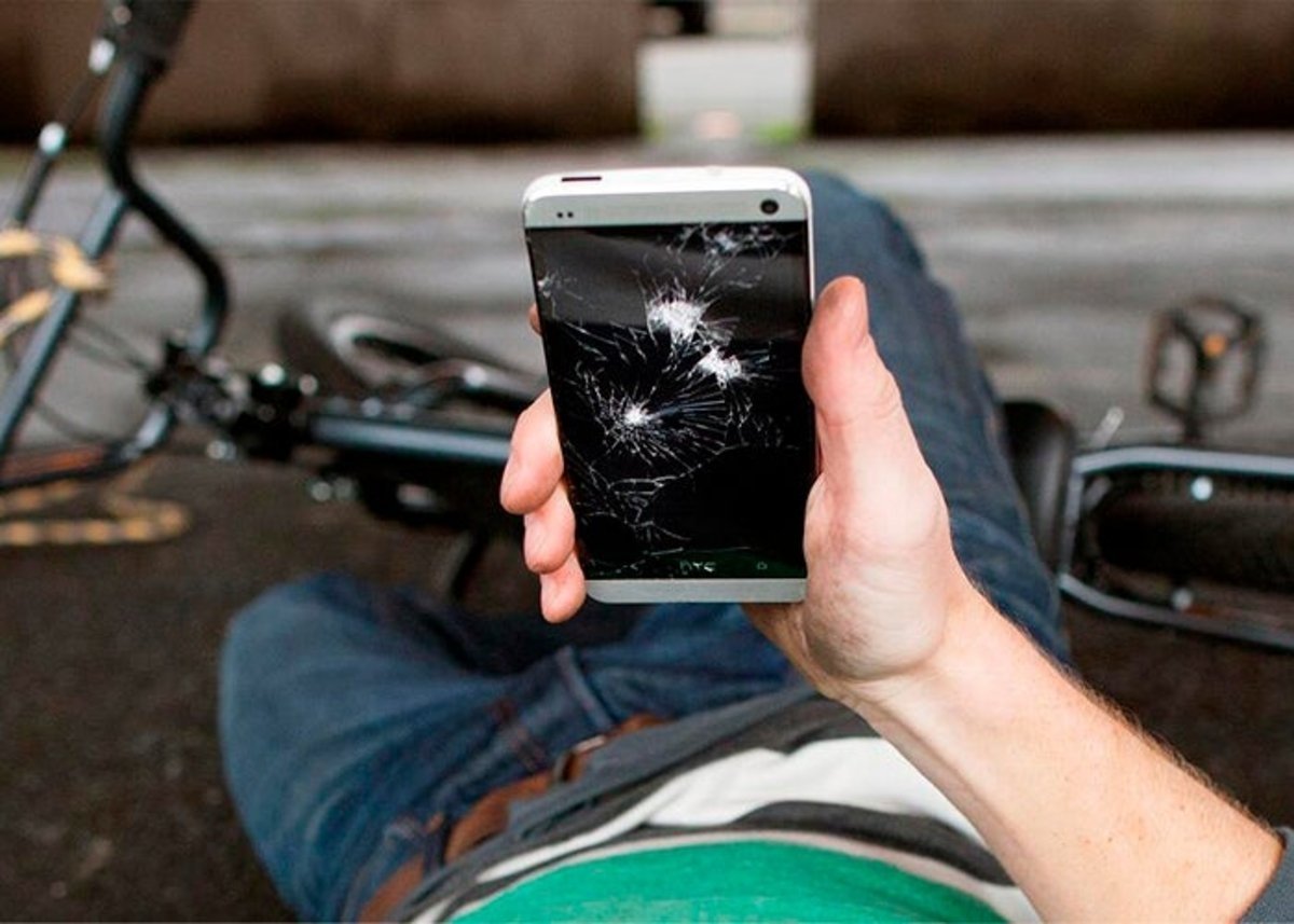 Imagen de un HTC One con pantalla rota después de una caída en bicicleta