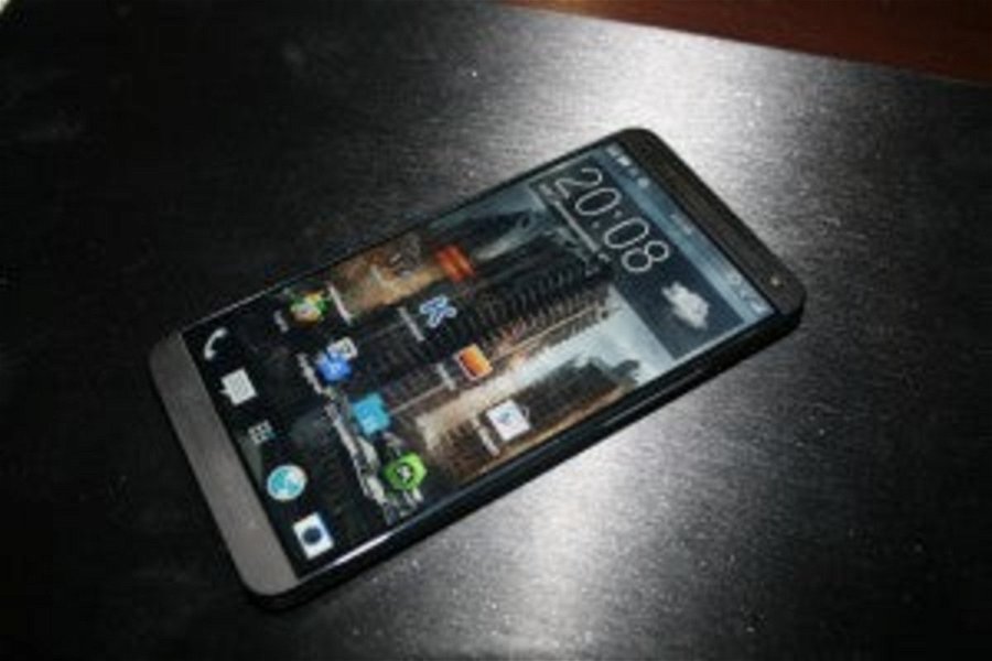 Aparece filtrada una nueva imagen frontal del HTC M8, ¿otro fake más?