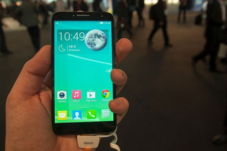 Analizamos el nuevo Alcatel One Touch Idol 2s y te lo mostramos en vídeo