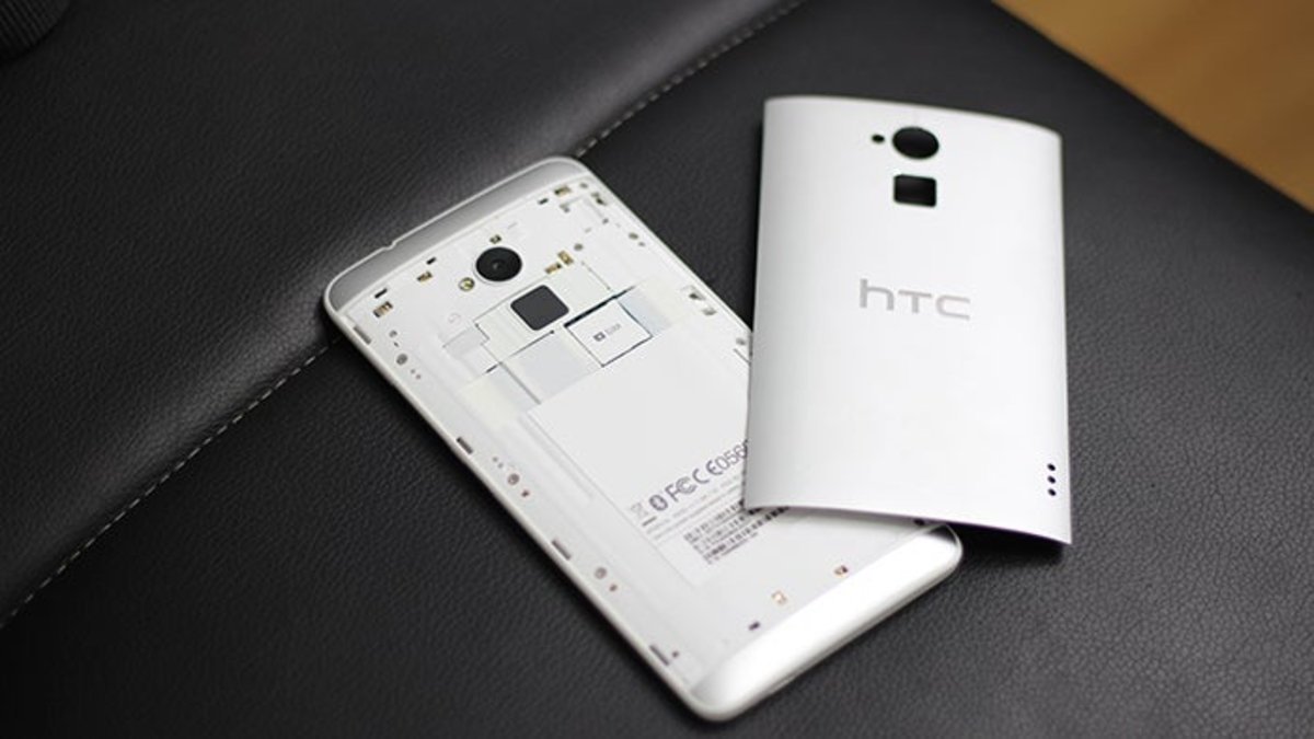HTC One Max con la tapa trasera retirada
