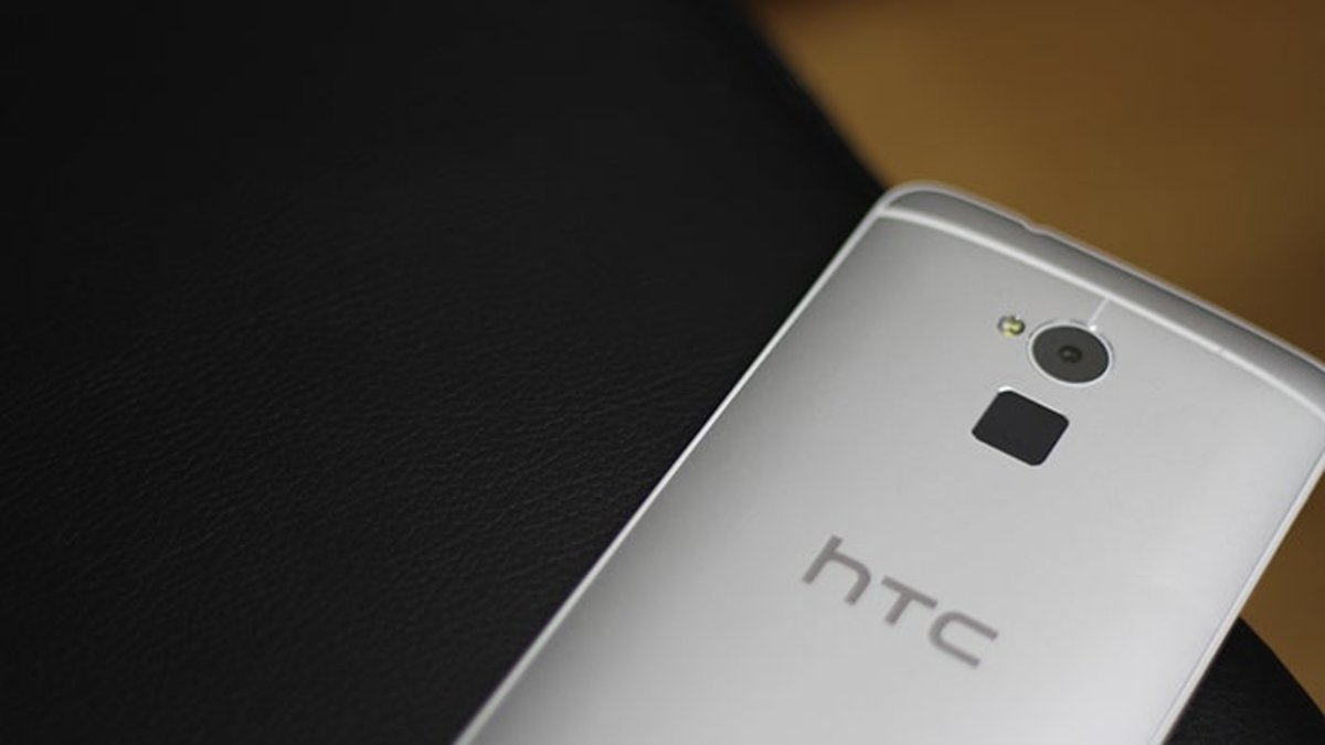Detalle de la cámara y el lector de huellas del HTC One Max