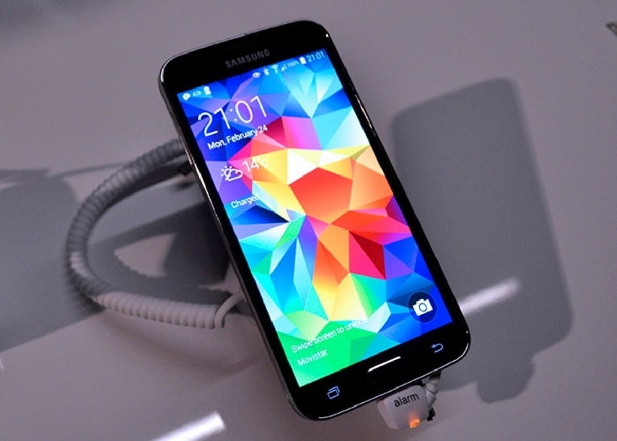 Телефон андроид 2024 самый лучший. Самсунг 2023. Смартфоны Samsung 2022г. Смартфон с матовым экраном. Samsung Galaxy s5 Alarm.