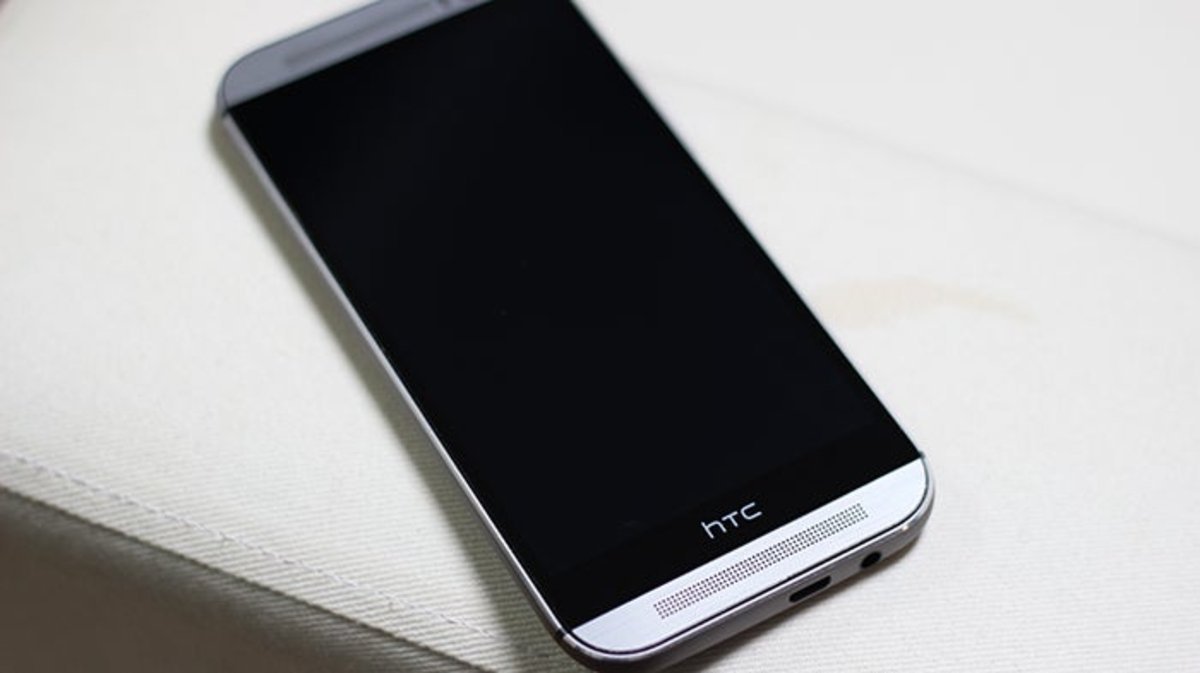 Primer plano del HTC One (M8) con pantalla apagada