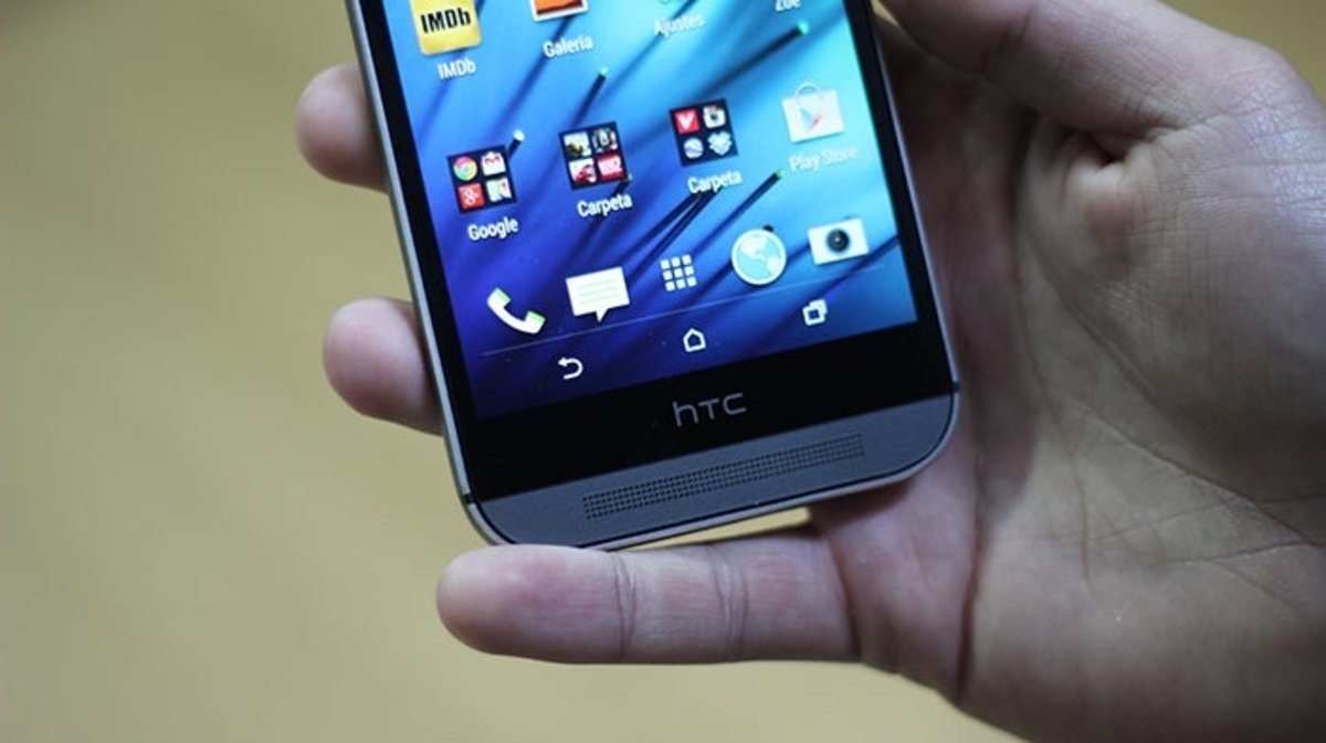 Detalle de la franja negra con el logotipo en el HTC One (M8)