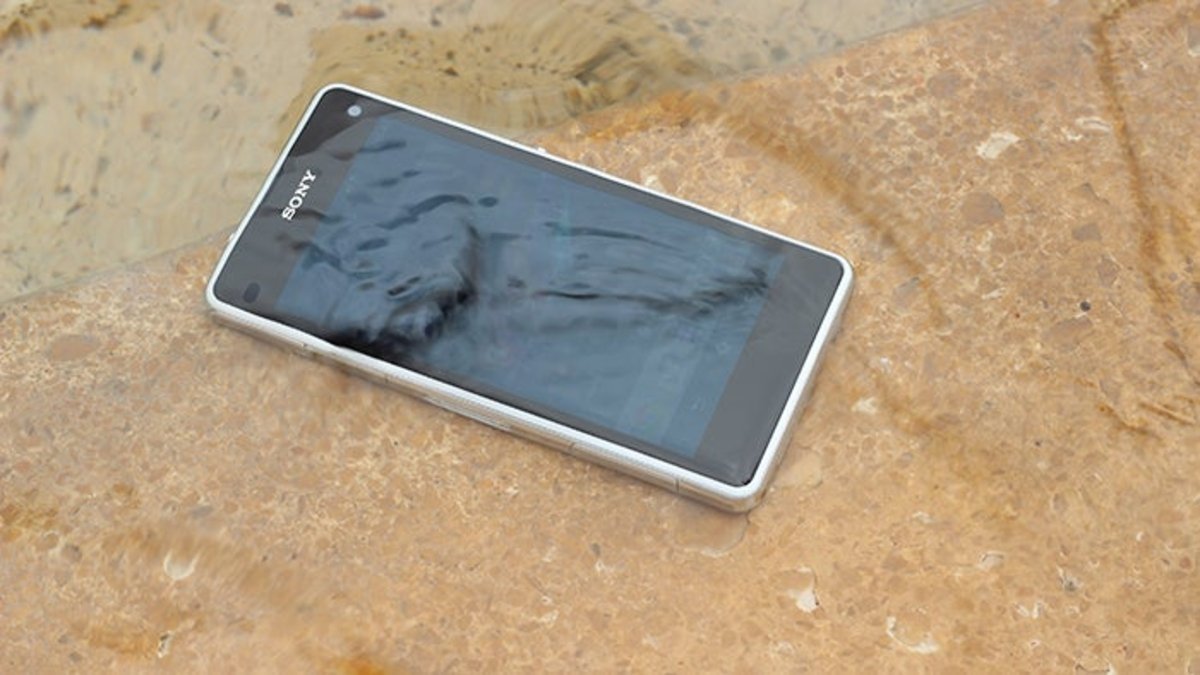 Sony Xperia Z1 Compact sobre el agua