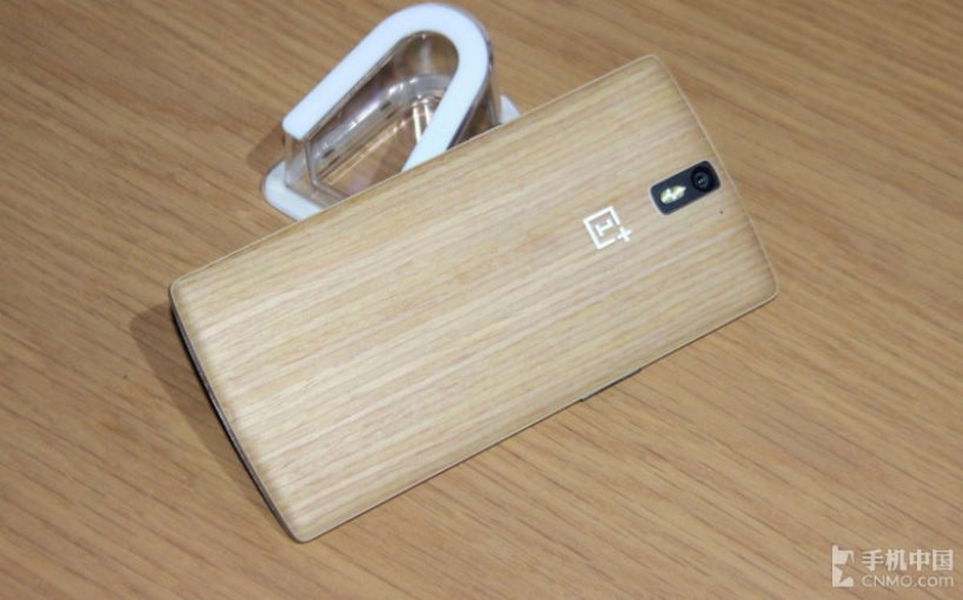 Las tapas traseras de bambú y madera del OnePlus One en detalle