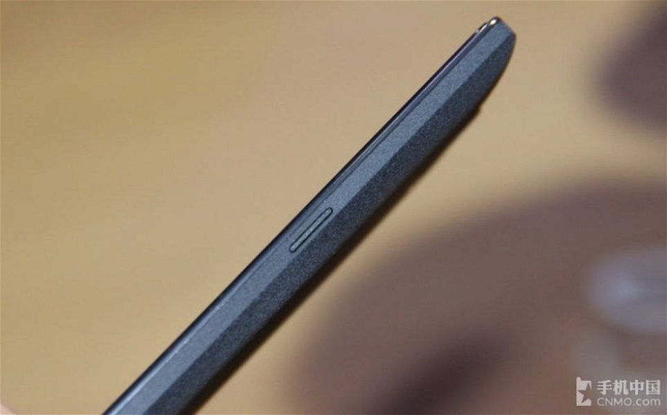 Las tapas traseras de bambú y madera del OnePlus One en detalle