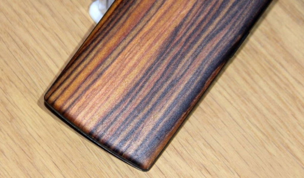 Las tapas traseras de bambú y madera del OnePlus One en detalle