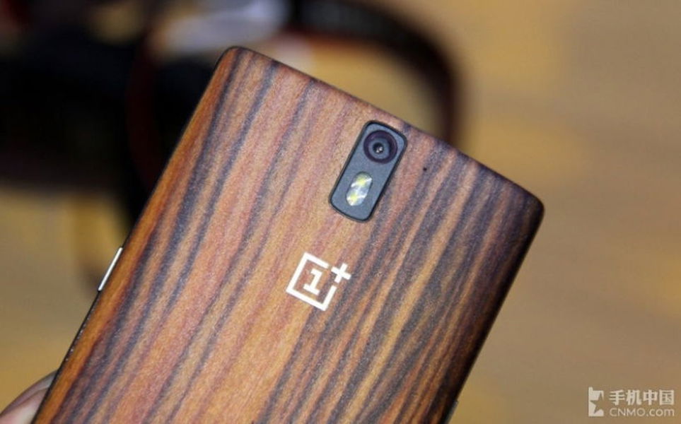 Las tapas traseras de bambú y madera del OnePlus One en detalle