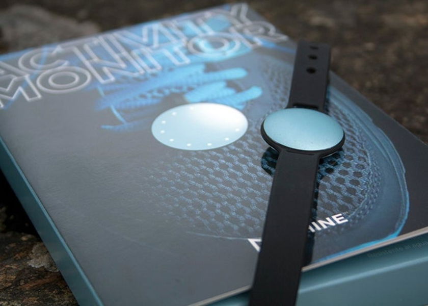 Primer plano de Misfit Shine en pulsera sobre su caja