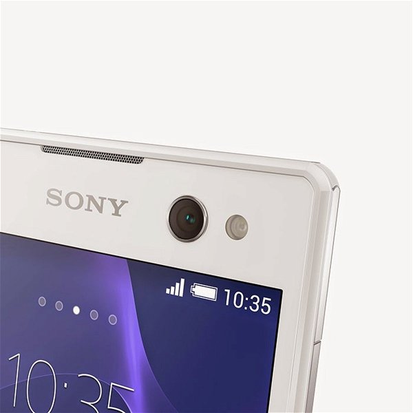 Detalle de la cámara frontal en el Sony Xperia C3