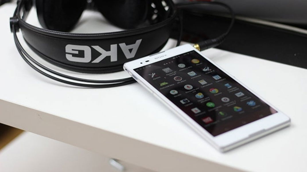 Sony Xperia T2 Ultra junto a cascos