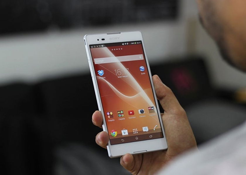 Primer plano en mano del Sony Xperia T2 Ultra