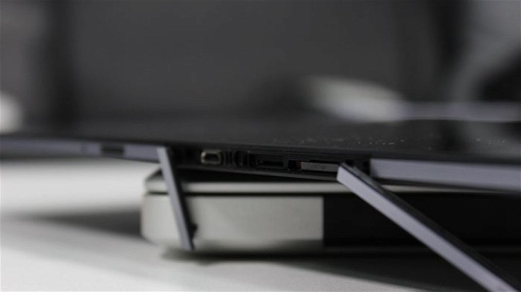 Detalle de conectores en la Sony Xperia Z2 Tablet