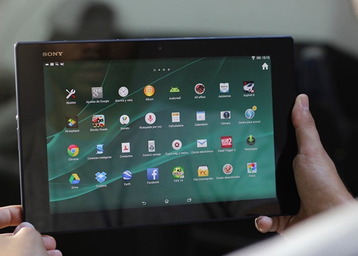 Primer plano de la Sony Xperia Z2 Tablet en mano