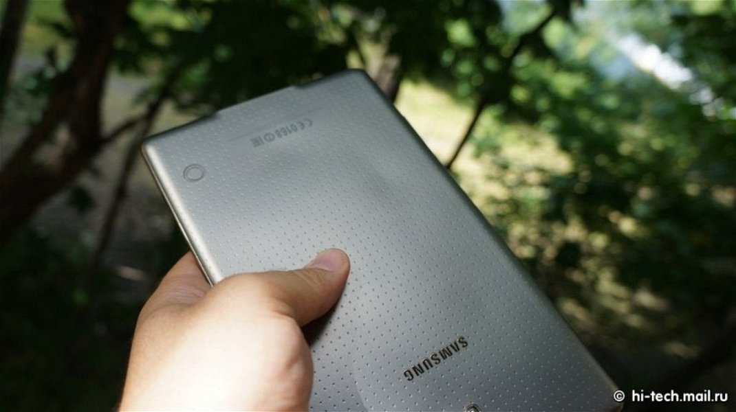 La tapa trasera de una Samsung Galxy Tab S se deforma por sobrecalentamiento