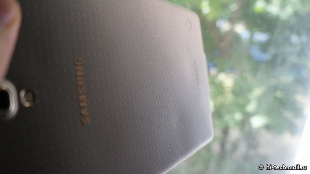 La tapa trasera de una Samsung Galxy Tab S se deforma por sobrecalentamiento