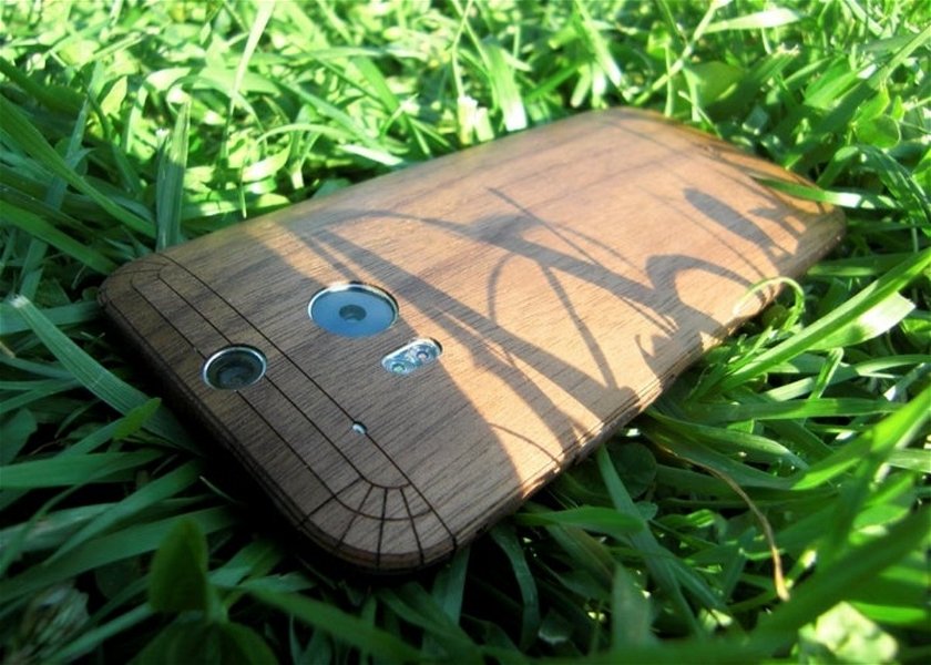 Imagen de la carcasa de madera Toast en un HTC One (M8)