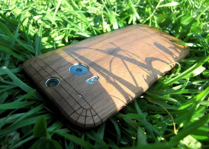 Imagen de la carcasa de madera Toast en un HTC One (M8)