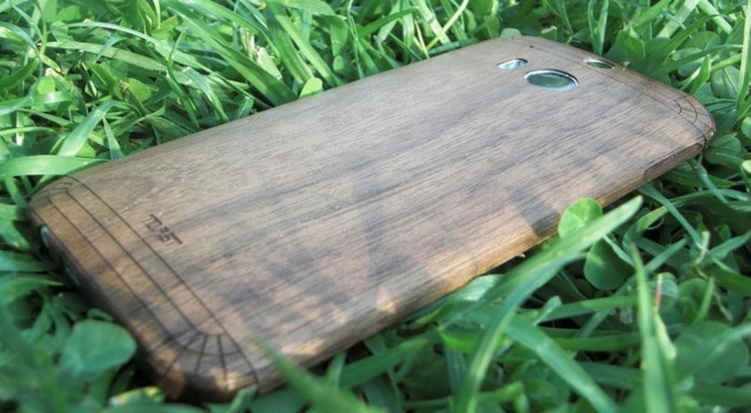 Imagen de la carcasa de madera Toast en un HTC One (M8)