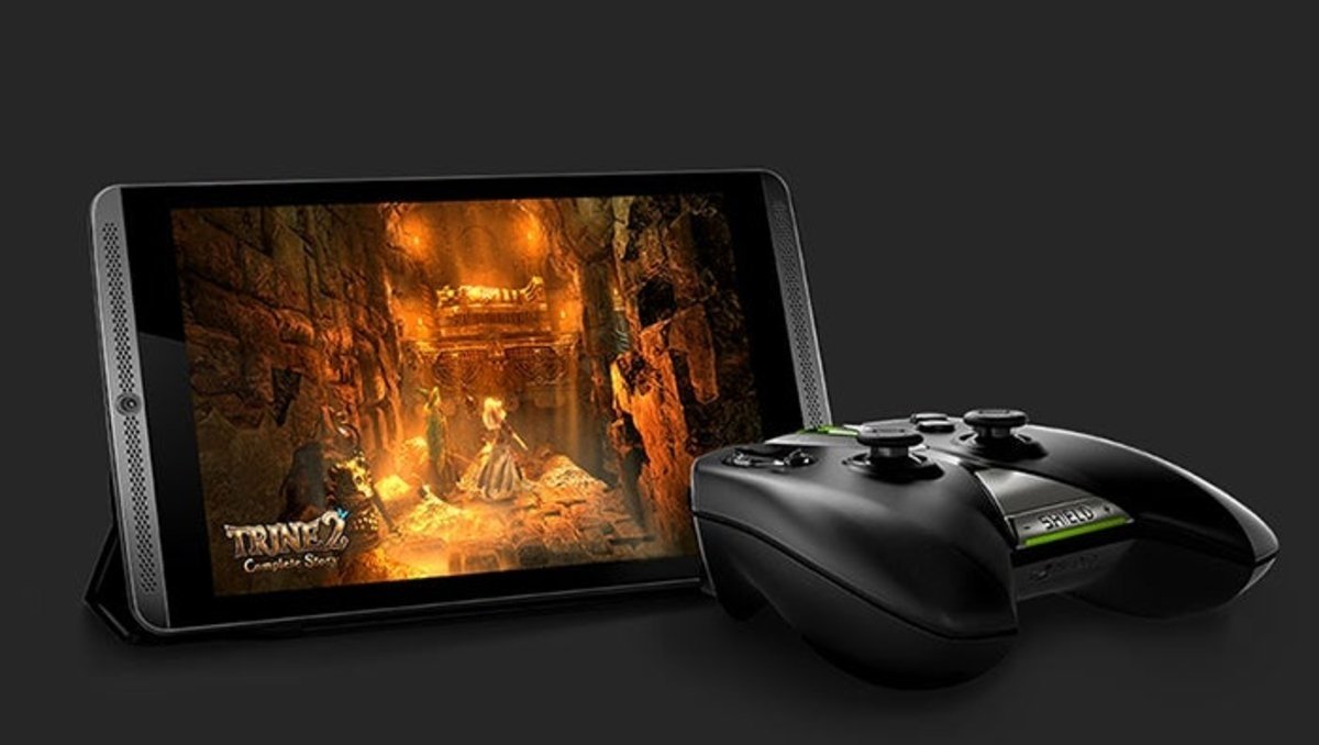 NVIDIA Shield Tablet junto a su gamepad
