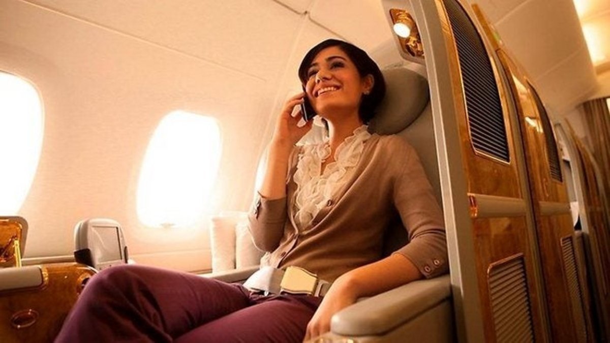 Imagen de una mujer llamando en el interior de un avión