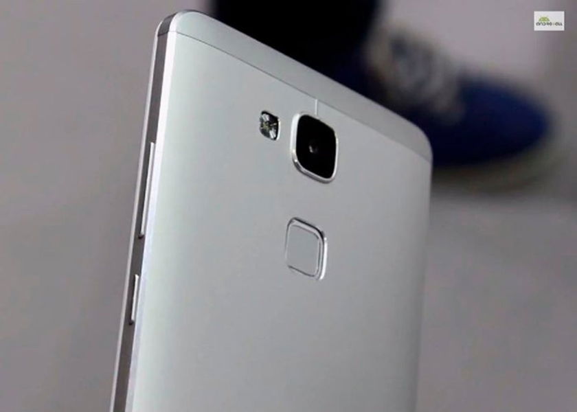 Detalle del lector de huellas y cámara en el Huawei Ascend Mate 7