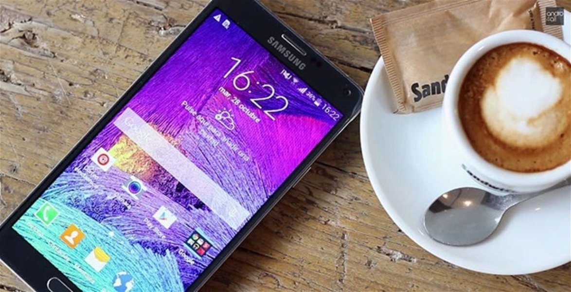 Samsung Galaxy Note 4, detalle de pantalla junto a café
