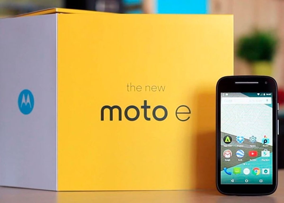 Nuevo Motorola Moto E junto a su caja