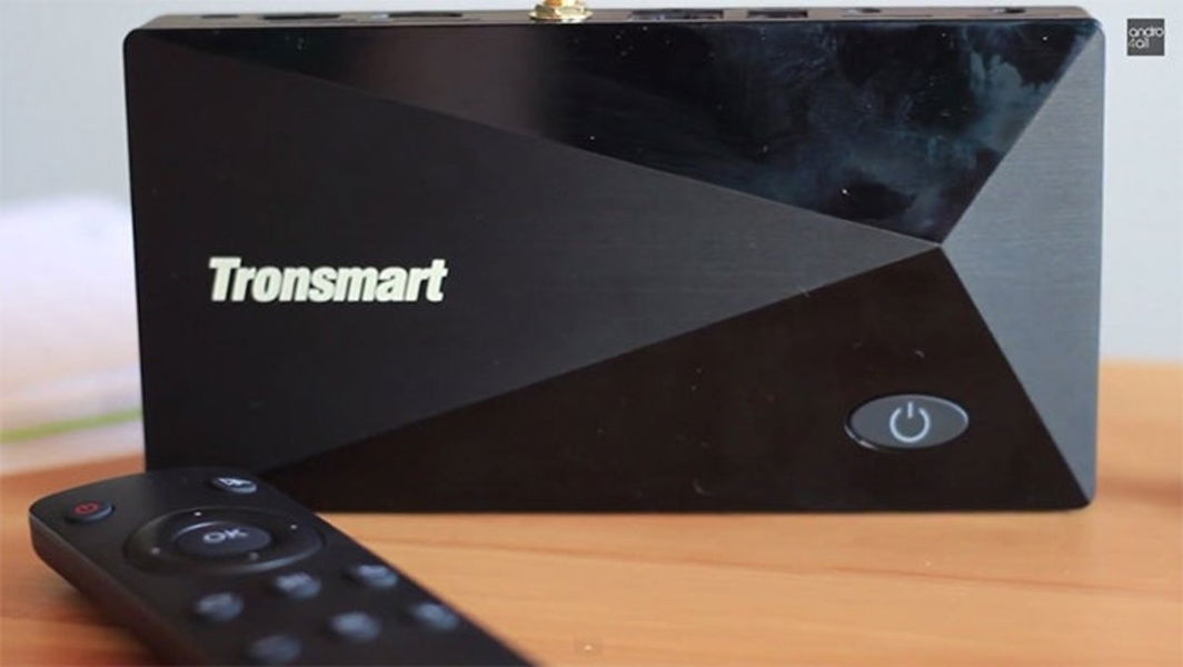 Primer plano del Tronsmart Orion R28 con mando