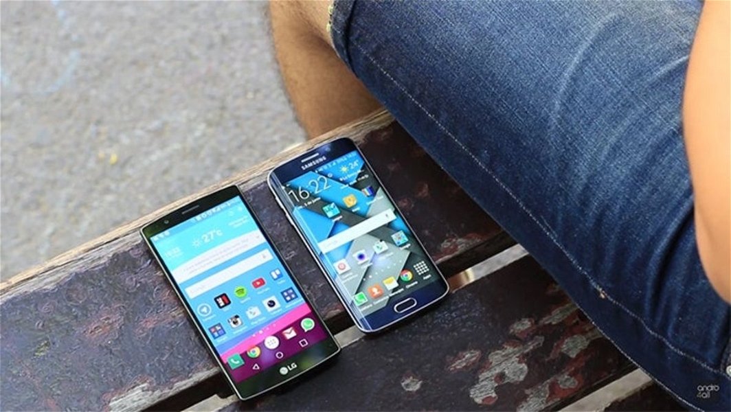 Samsung Galaxy S6 vs LG G4 sobre banco