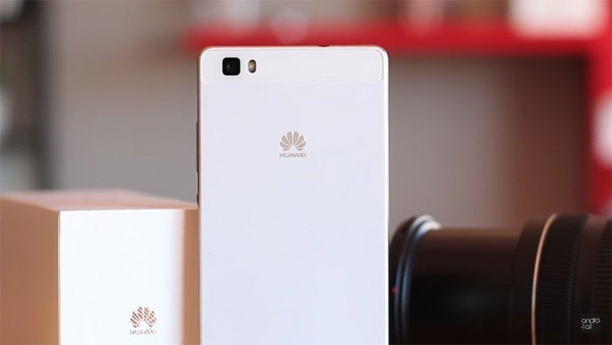 Parte trasera del Huawei P8 Lite, con cámara y flash