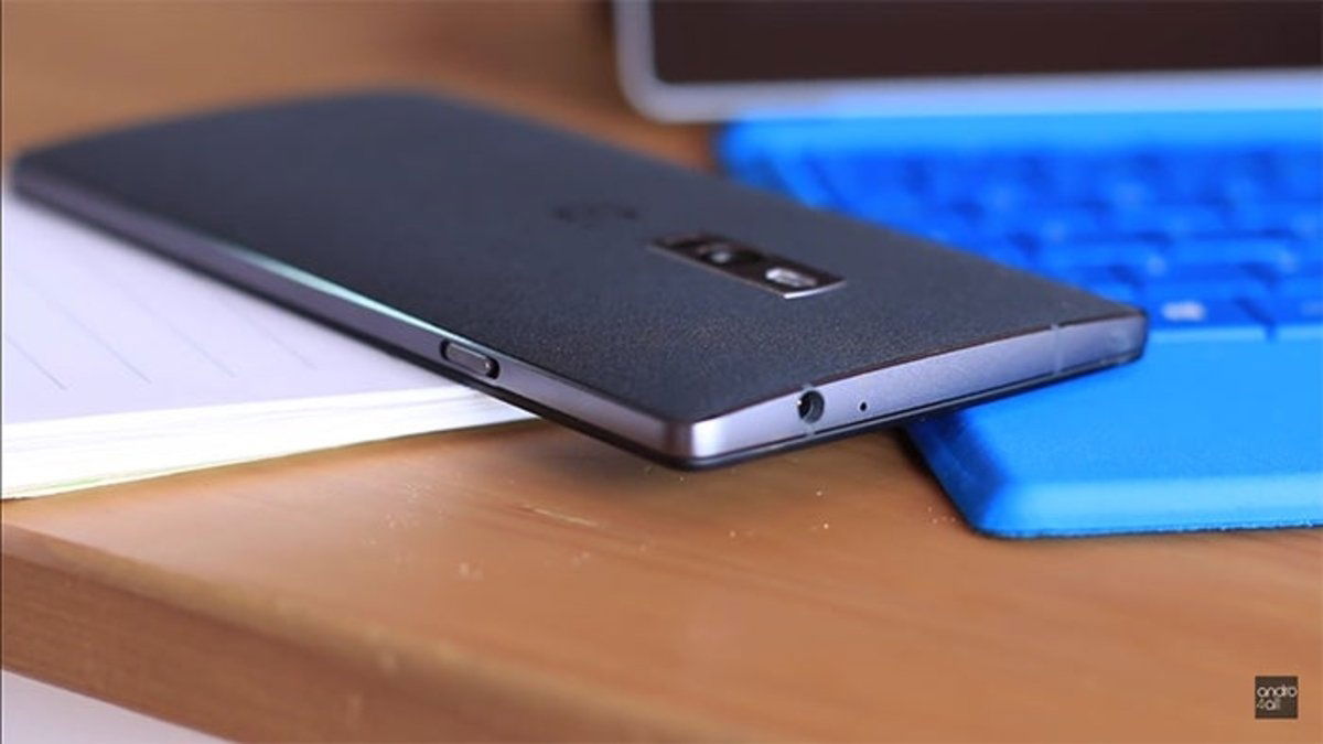 OnePlus 2 trasera mesa