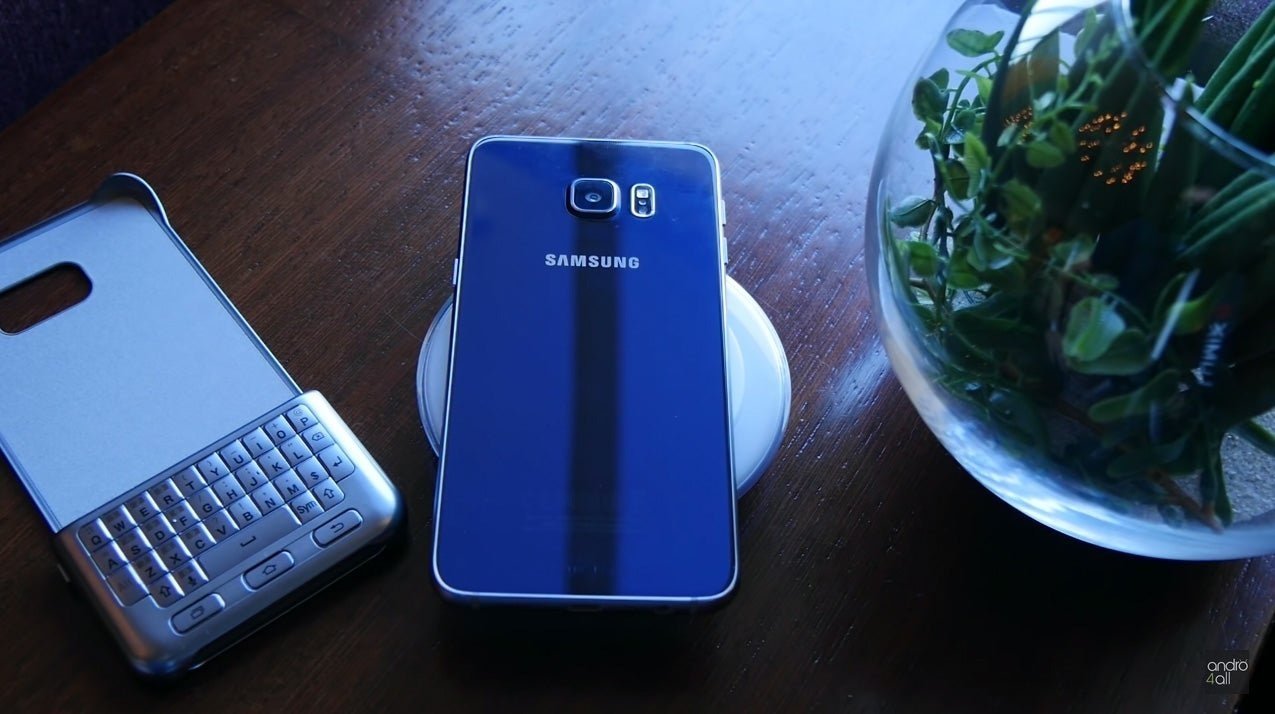 Samsung Galaxy S6 edge+ trasera junto a teclado