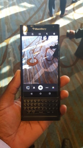 El BlackBerry Priv vuelve a aparecer en nuevas fotos mostrando su delgado perfil