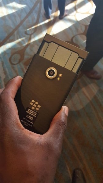 El BlackBerry Priv vuelve a aparecer en nuevas fotos mostrando su delgado perfil