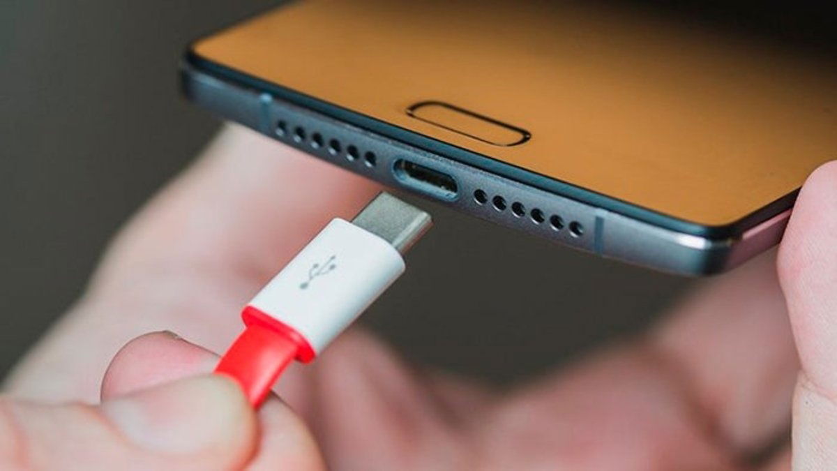 Cómo funciona un cargador USB: ¿Podría explotar tu móvil?