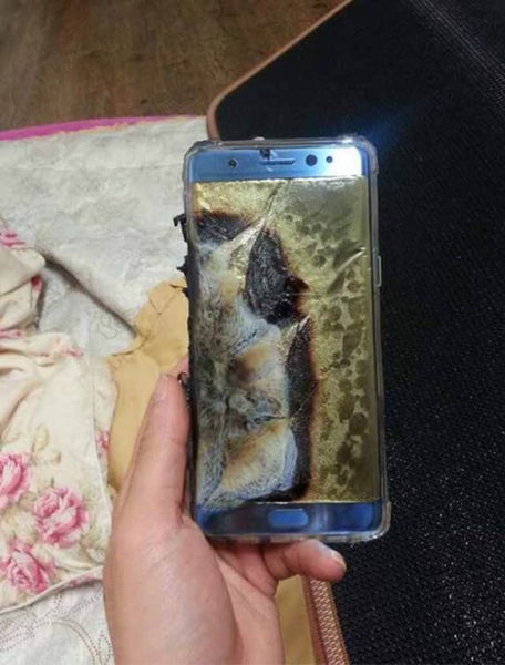 Un Samsung Galaxy Note7 explota durante la carga, ¡mira las imágenes de cómo ha quedado!