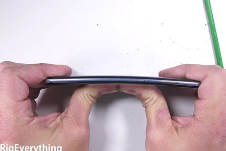¿Cómo se comporta el S8 si lo intentas doblar, quemar o rallar? ¿Cómo se comporta el S8 si lo intentas doblar, quemar o rallar?