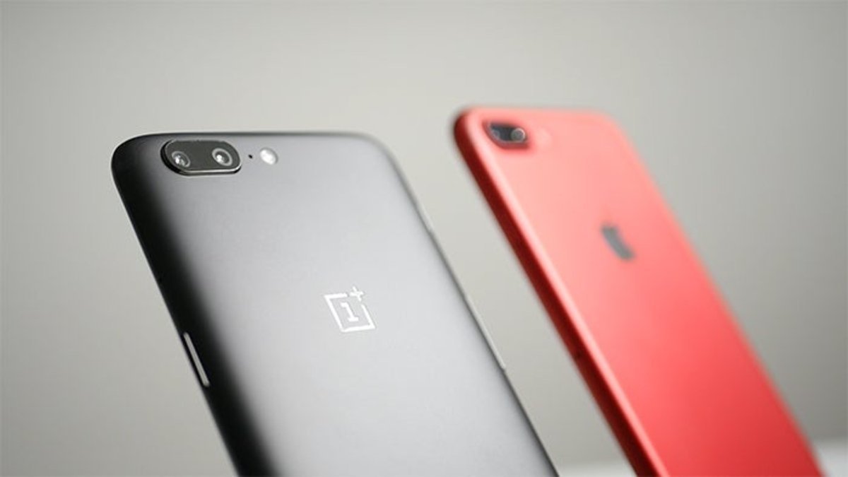 OnePlus 5, diseño vs iPhone 7 Plus rojo