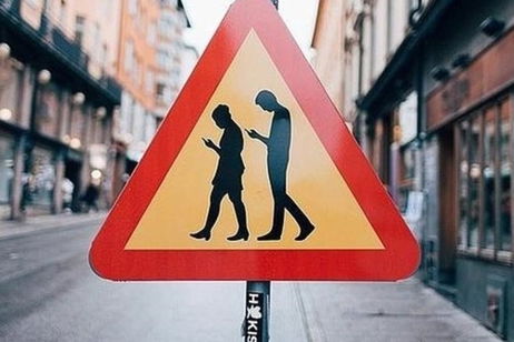 Usar el móvil mientras caminas es más peligroso de lo que crees Usar el móvil mientras caminas es más peligroso de lo que crees