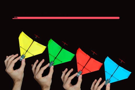 Con este increíble gadget puedes controlar aviones de papel con tu móvil, y sí, lo quieres Con este increíble gadget puedes controlar aviones de papel con tu móvil, y sí, lo quieres